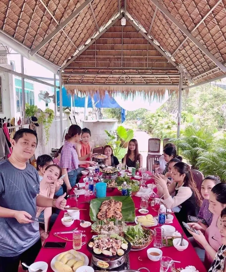 C&ugrave;ng review Vườn ch&ocirc;m ch&ocirc;m Ho&agrave;ng Tuấn với c&ocirc; n&agrave;ng xinh đẹp L&ecirc; Huyền Nhi 2