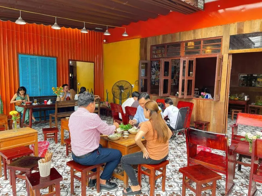 Qu&aacute;n Bổn Tiệm nổi tiếng với m&oacute;n b&uacute;n quậy thơm ngon nức mũi 3