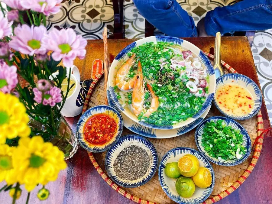 Qu&aacute;n Bổn Tiệm nổi tiếng với m&oacute;n b&uacute;n quậy thơm ngon nức mũi 2