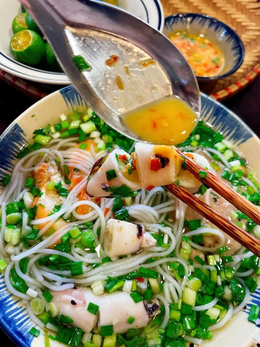 Qu&aacute;n Bổn Tiệm nổi tiếng với m&oacute;n b&uacute;n quậy thơm ngon nức mũi 5