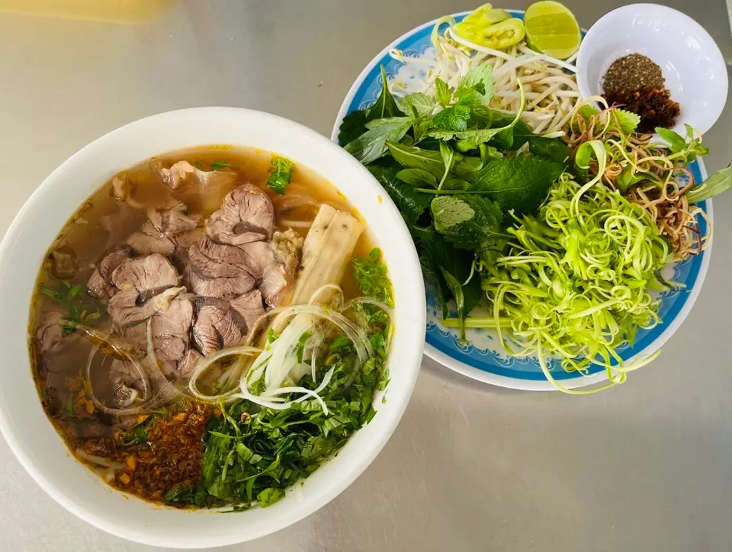 B&uacute;n b&ograve; Vũ Kh&aacute;nh, thu h&uacute;t đ&ocirc;ng đảo thực kh&aacute;ch bằng hương vị truyền thống 2