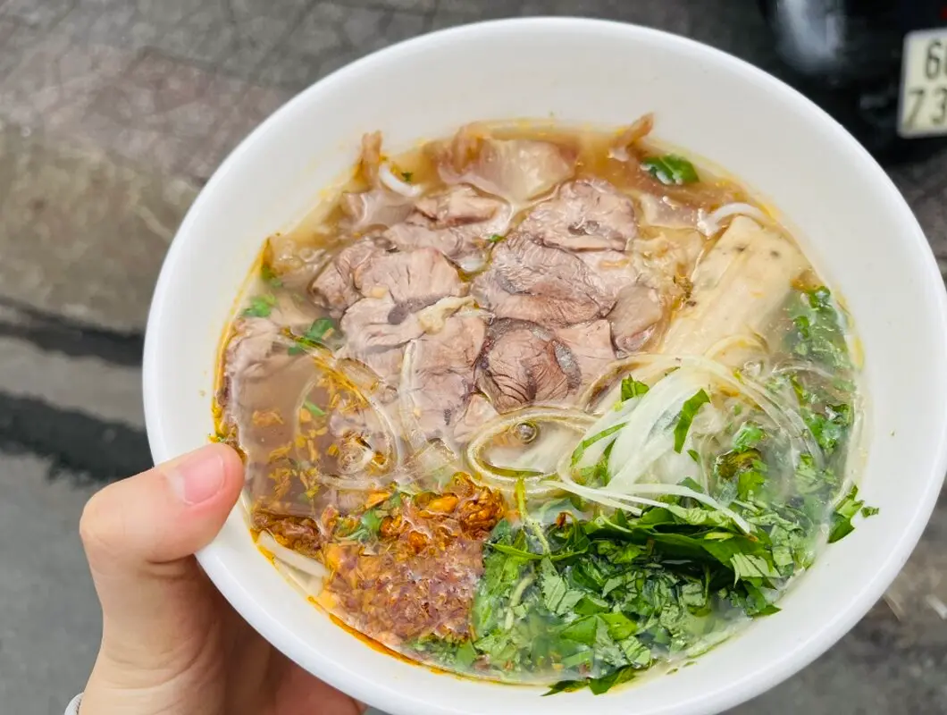 B&uacute;n b&ograve; Vũ Kh&aacute;nh, thu h&uacute;t đ&ocirc;ng đảo thực kh&aacute;ch bằng hương vị truyền thống 3