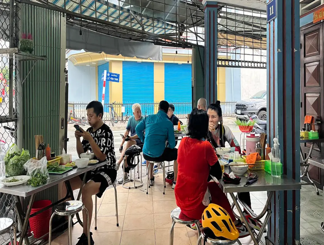 B&uacute;n b&ograve; Vũ Kh&aacute;nh, thu h&uacute;t đ&ocirc;ng đảo thực kh&aacute;ch bằng hương vị truyền thống 4
