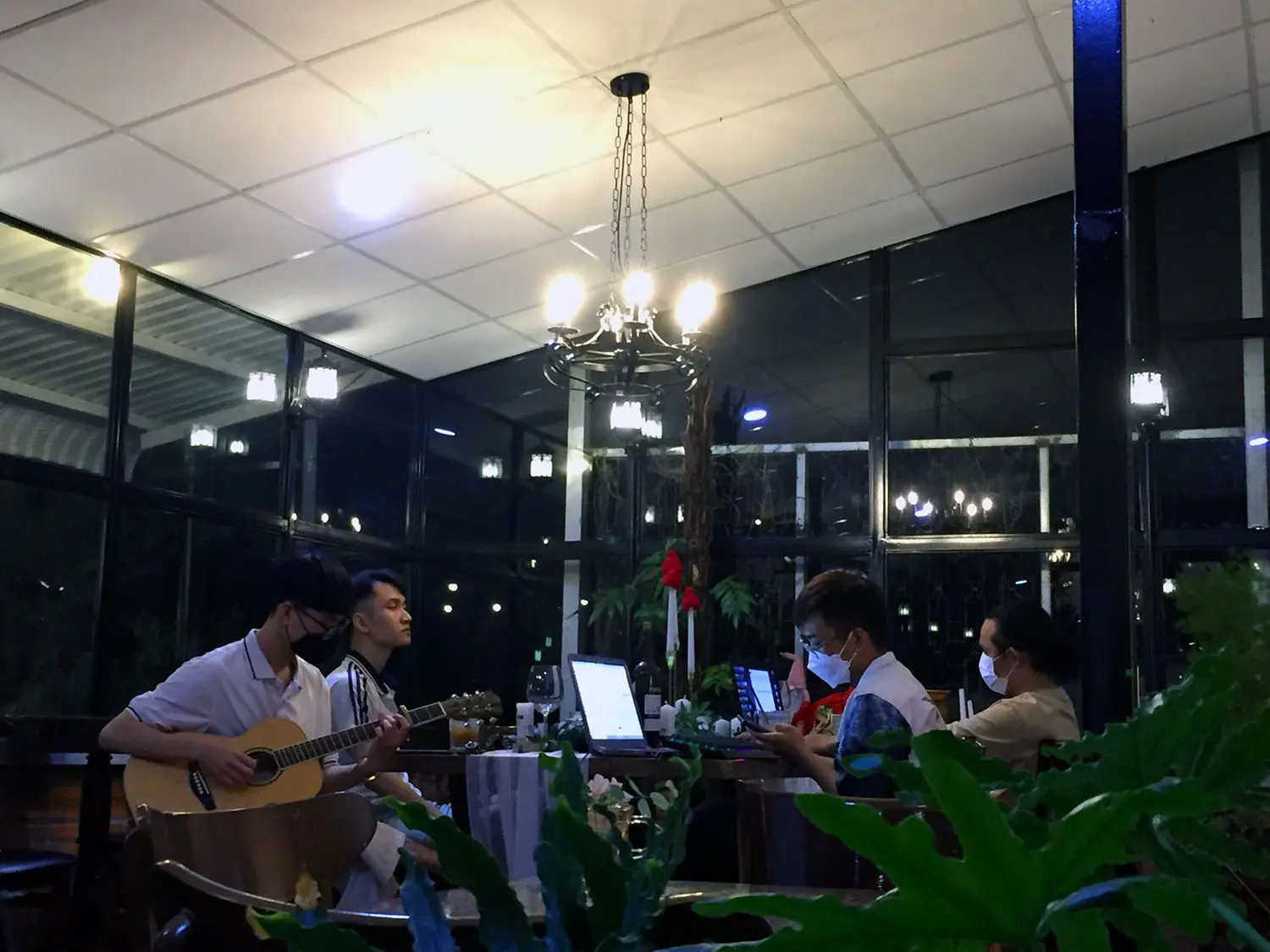 C&oacute; một MAYZE Coffee cổ điển v&agrave; đầy ấm &aacute;p 9