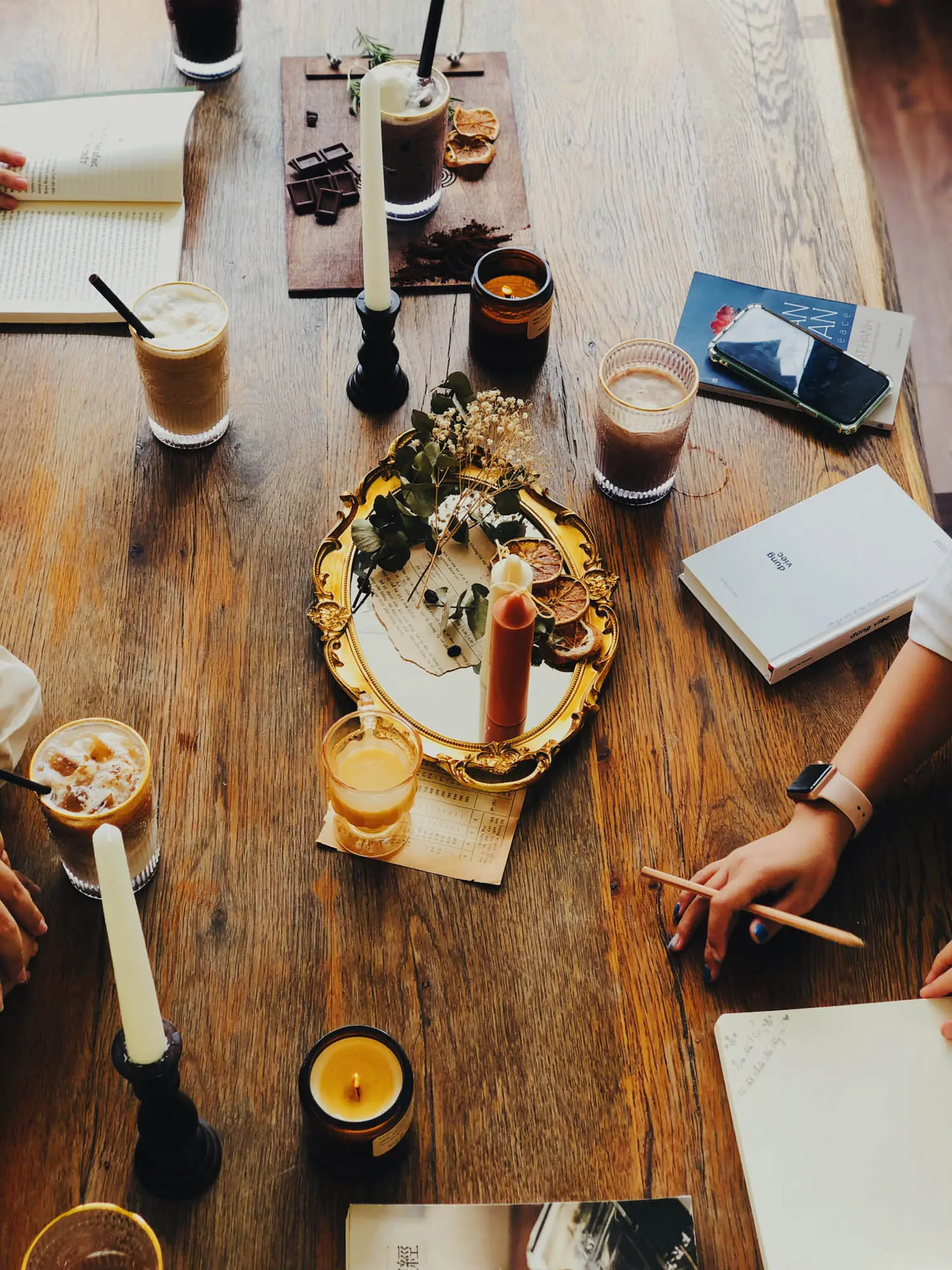 C&oacute; một MAYZE Coffee cổ điển v&agrave; đầy ấm &aacute;p 10