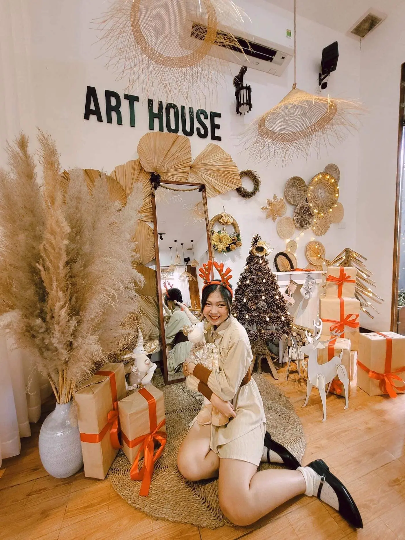 Đến ngay Art House Coffee như lạc v&agrave;o studio xịn s&ograve; 9