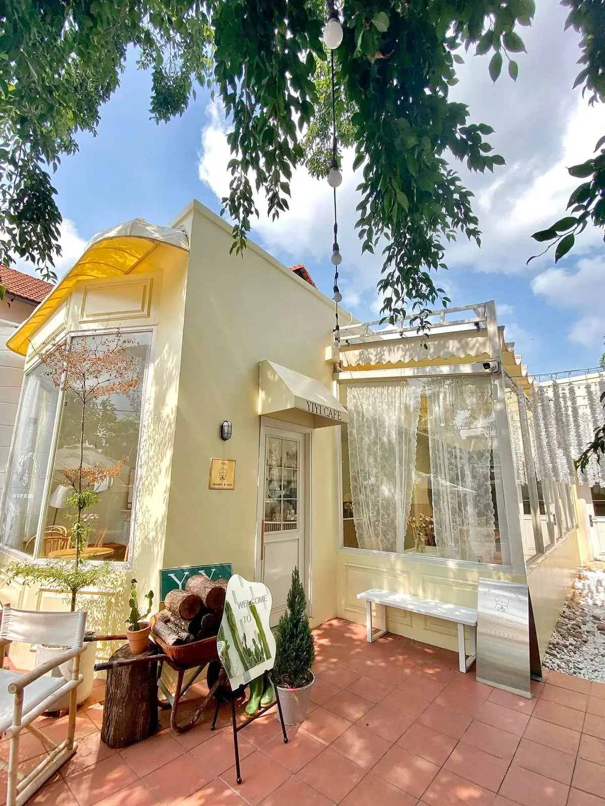 Gh&eacute; Yiyi Dessert Cafe check in kh&ocirc;ng gian c&agrave; ph&ecirc; phong c&aacute;ch t&igrave;nh thơ H&agrave;n Quốc 3