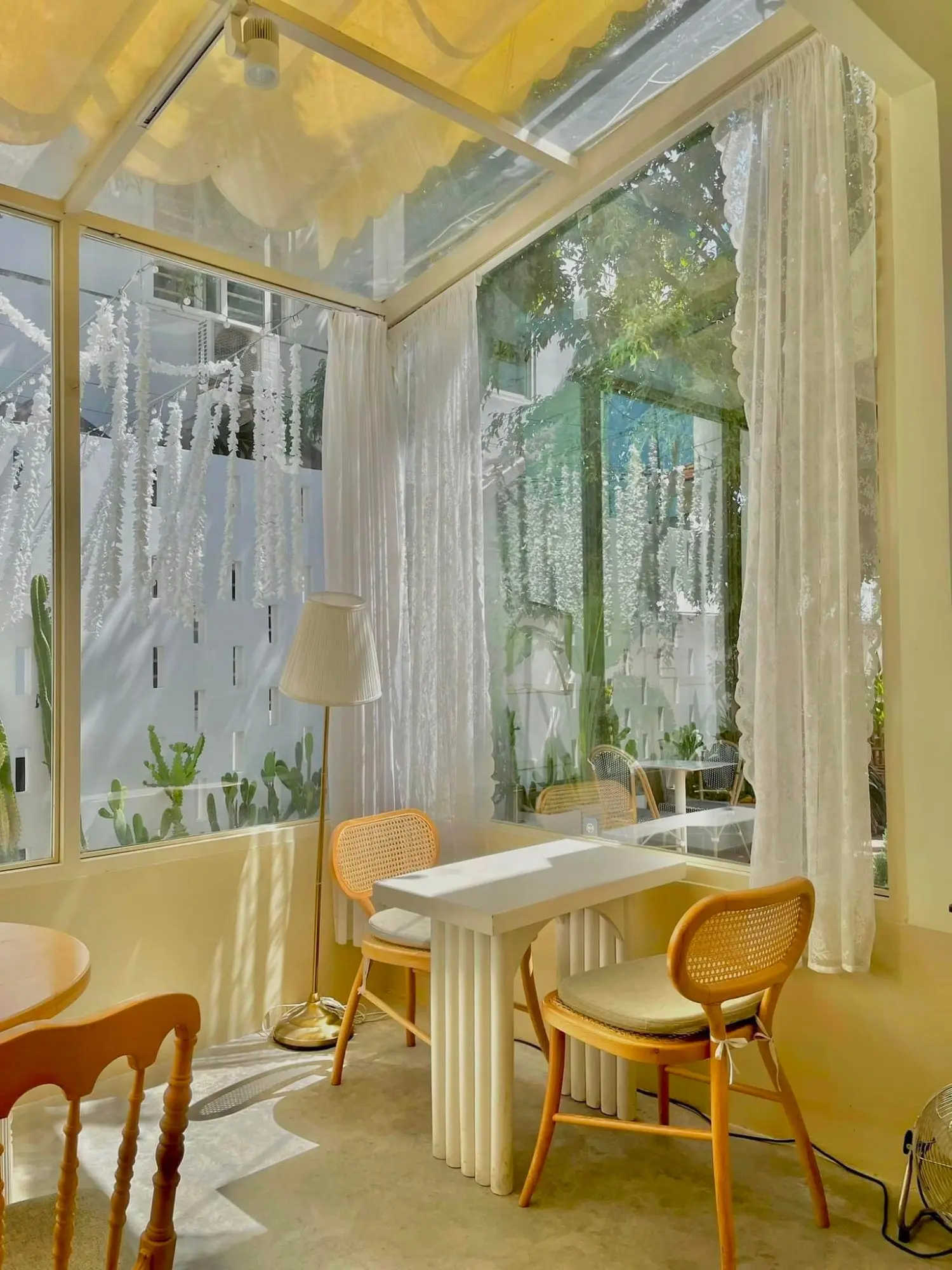 Gh&eacute; Yiyi Dessert Cafe check in kh&ocirc;ng gian c&agrave; ph&ecirc; phong c&aacute;ch t&igrave;nh thơ H&agrave;n Quốc 8