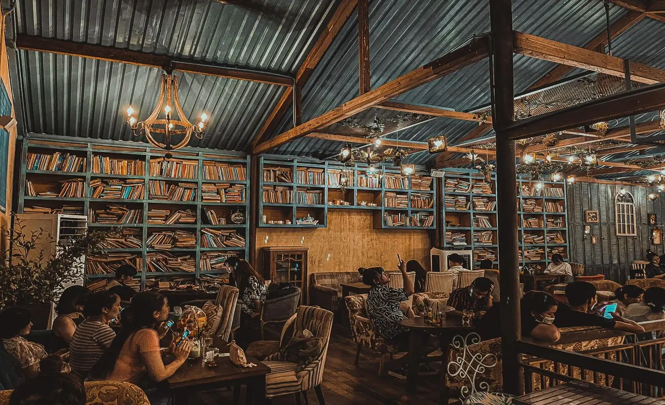 The Wood Coffee, một ch&uacute;t kh&ocirc;ng gian ho&agrave;i cổ trong l&ograve;ng th&agrave;nh phố hiện đại 4