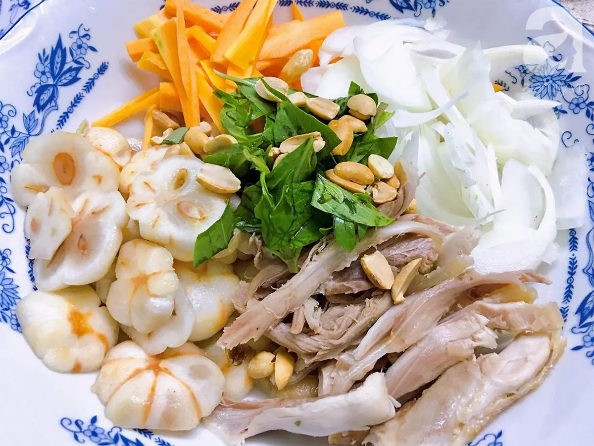 Thưởng thức gỏi g&agrave; măng cụt thơm ngon, gi&ograve;n ngọt 6