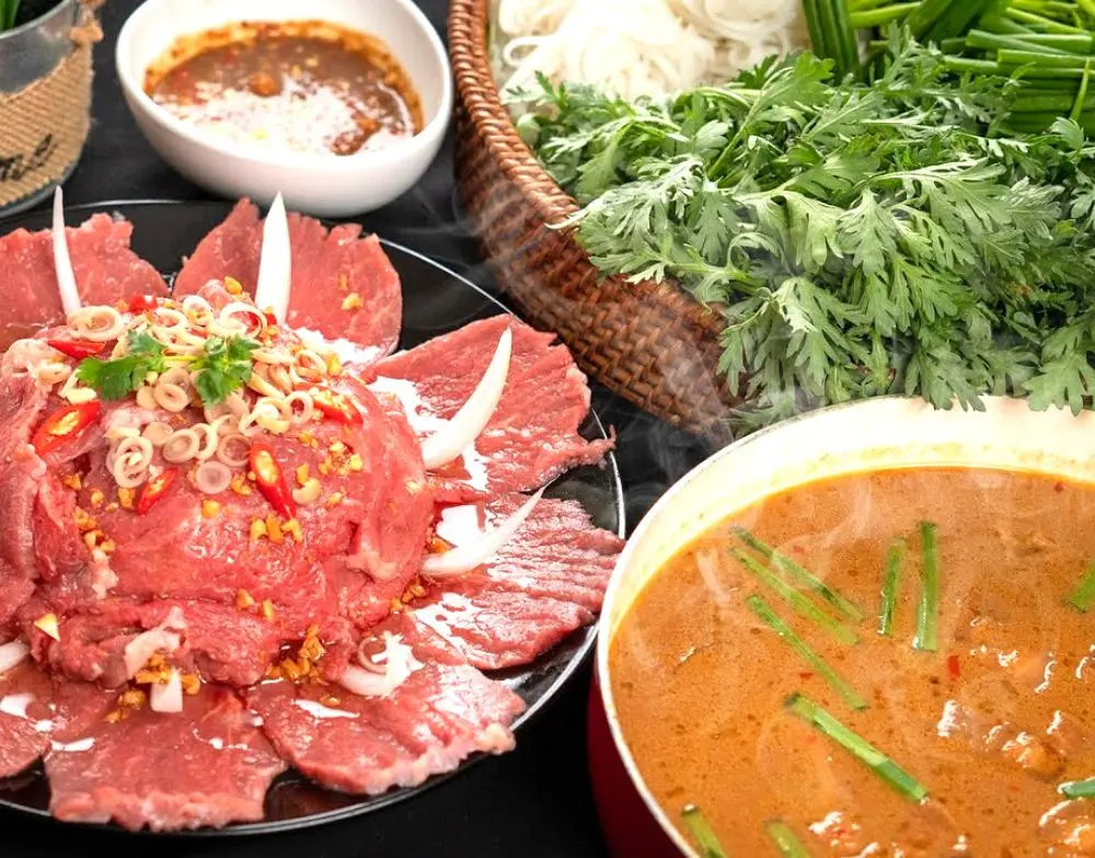 Thưởng thức Bò nhúng mắm ruốc, đặc sản trứ danh ngon đậm đà