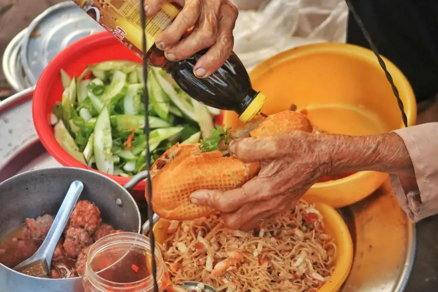 Kh&aacute;m ph&aacute; G&aacute;nh b&aacute;nh m&igrave; thịt rẻ nhất Việt Nam tại B&igrave;nh Dương 4