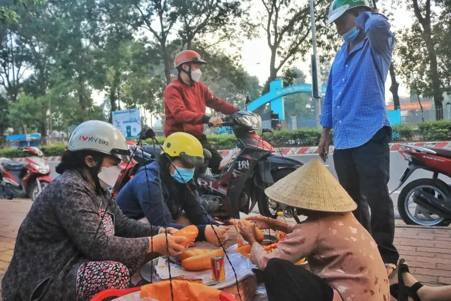 Kh&aacute;m ph&aacute; G&aacute;nh b&aacute;nh m&igrave; thịt rẻ nhất Việt Nam tại B&igrave;nh Dương 5