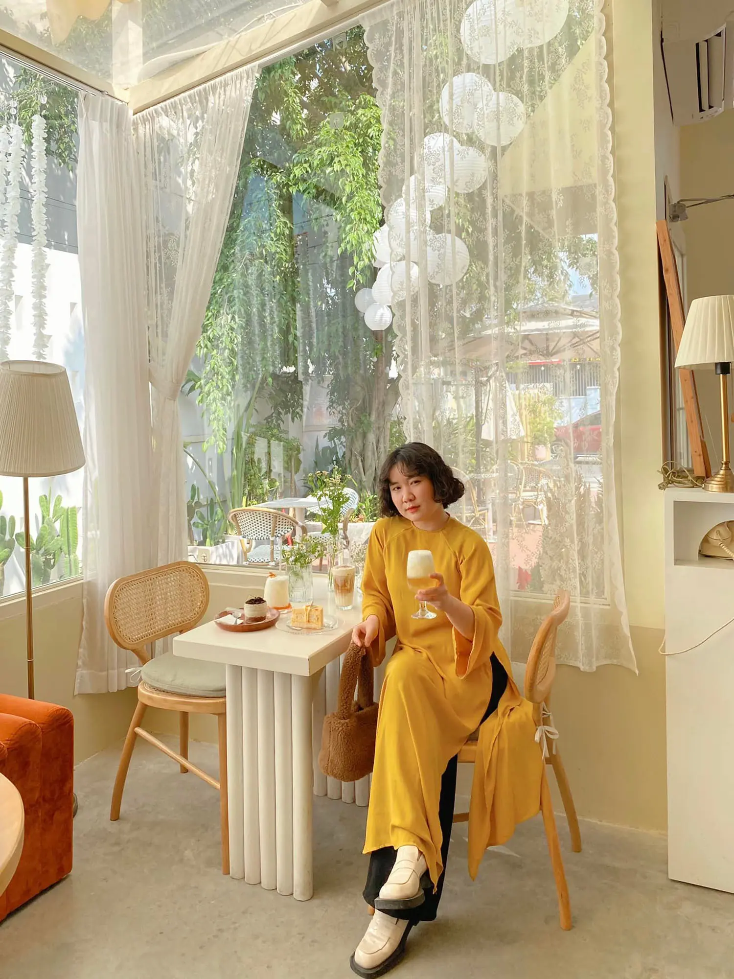 Kh&aacute;m ph&aacute; YIYI Dessert Cafe c&ugrave;ng c&ocirc; n&agrave;ng Th&aacute;nh Mỹ 12