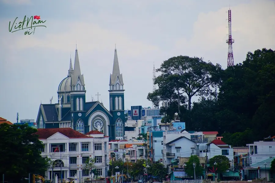 Ngất ng&acirc;y khung cảnh Nh&agrave; thờ Ch&aacute;nh t&ograve;a Ph&uacute; Cường ở trung t&acirc;m B&igrave;nh Dương 3