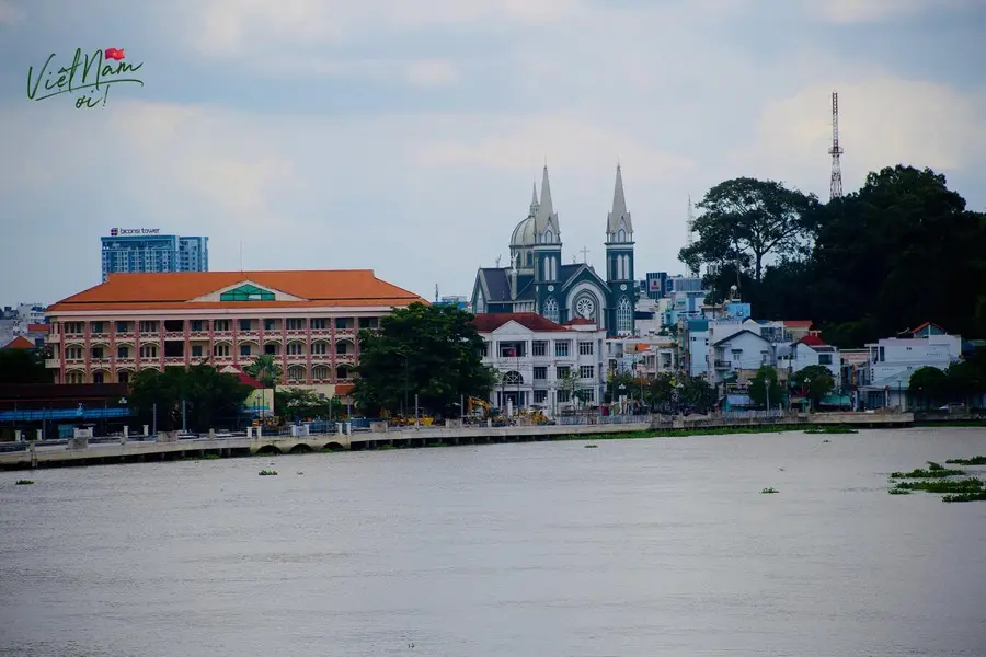 Ngất ng&acirc;y khung cảnh Nh&agrave; thờ Ch&aacute;nh t&ograve;a Ph&uacute; Cường ở trung t&acirc;m B&igrave;nh Dương 6