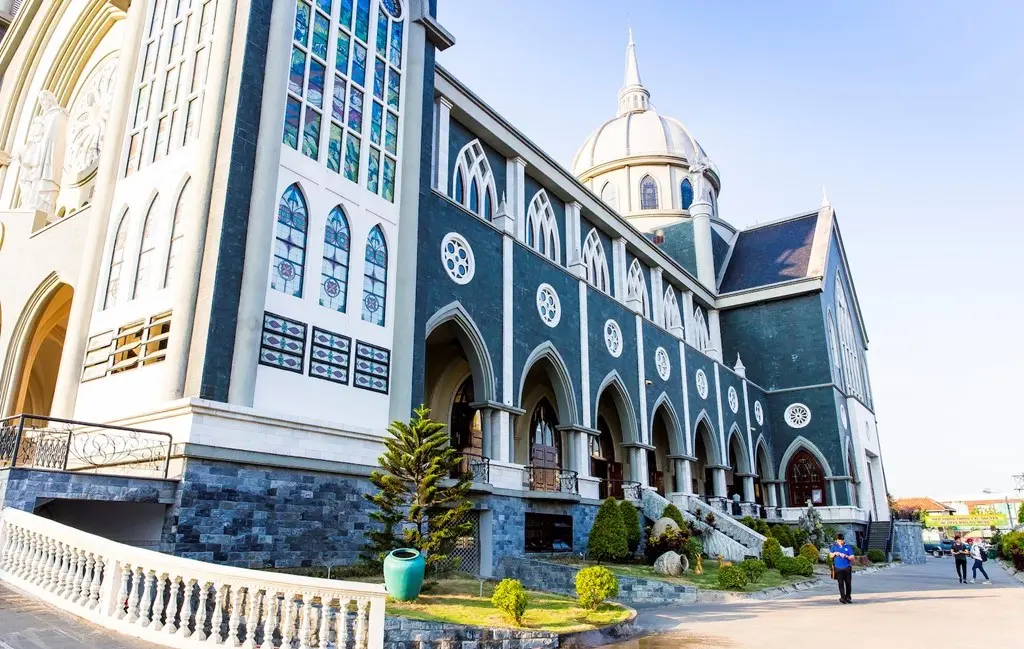 Review nh&agrave; thờ Ph&uacute; Cường mọi ng&oacute;c ng&aacute;ch đẹp ngỡ trời T&acirc;y 12
