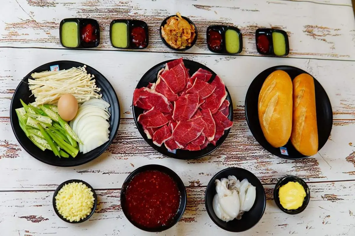B&ograve; sốt hẻm qu&aacute;n ăn thu h&uacute;t giới trẻ B&igrave;nh Phước 7