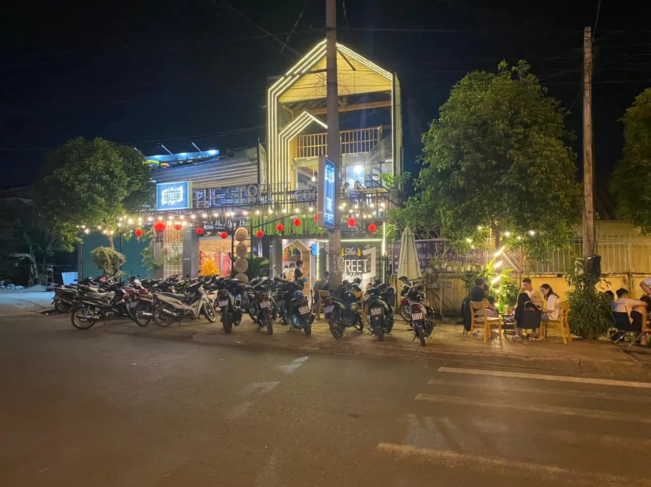 Đến với The Street Coffee tận hưởng kh&ocirc;ng gian y&ecirc;n tĩnh giữa l&ograve;ng th&agrave;nh phố Đồng Xo&agrave;i 2