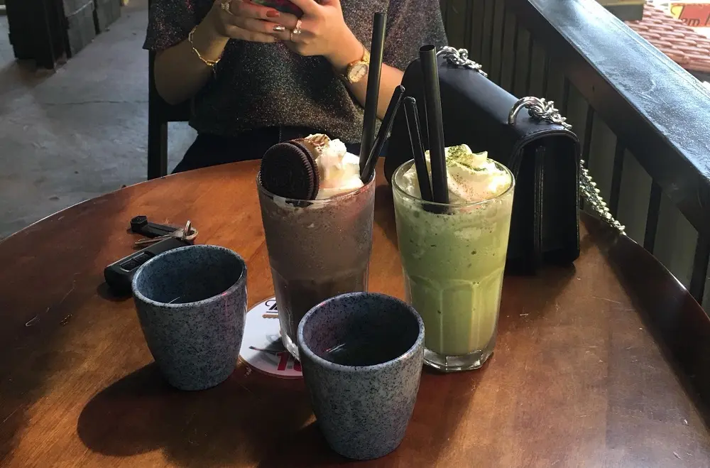 Gh&eacute; Tem Phiếu Cafe t&igrave;m về chốn b&igrave;nh y&ecirc;n giữa th&agrave;nh phố x&ocirc; bồ 2