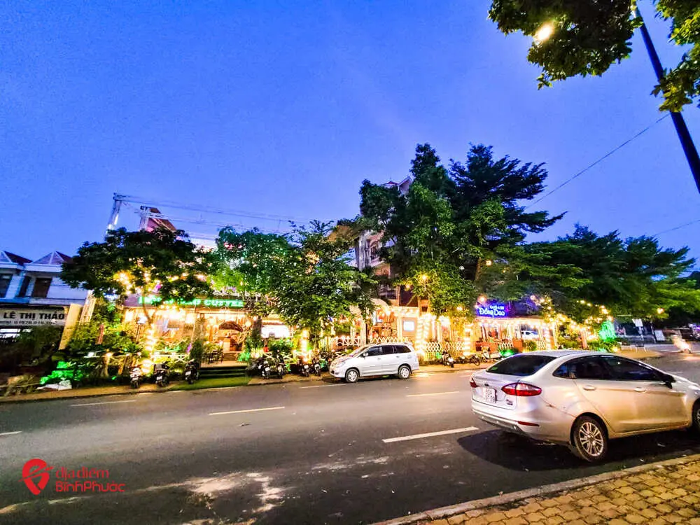 Kh&aacute;m ph&aacute; Cafe Đồng Dao, kh&ocirc;ng gian rực rỡ giữa l&ograve;ng B&igrave;nh Phước 2