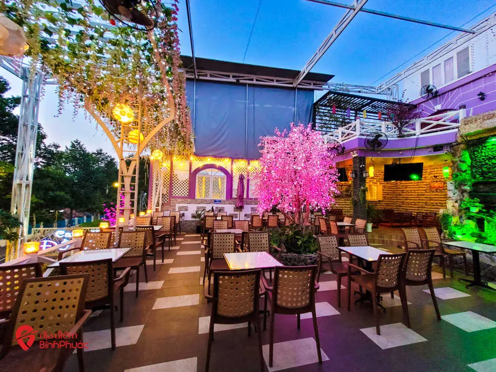 Kh&aacute;m ph&aacute; Cafe Đồng Dao, kh&ocirc;ng gian rực rỡ giữa l&ograve;ng B&igrave;nh Phước 7