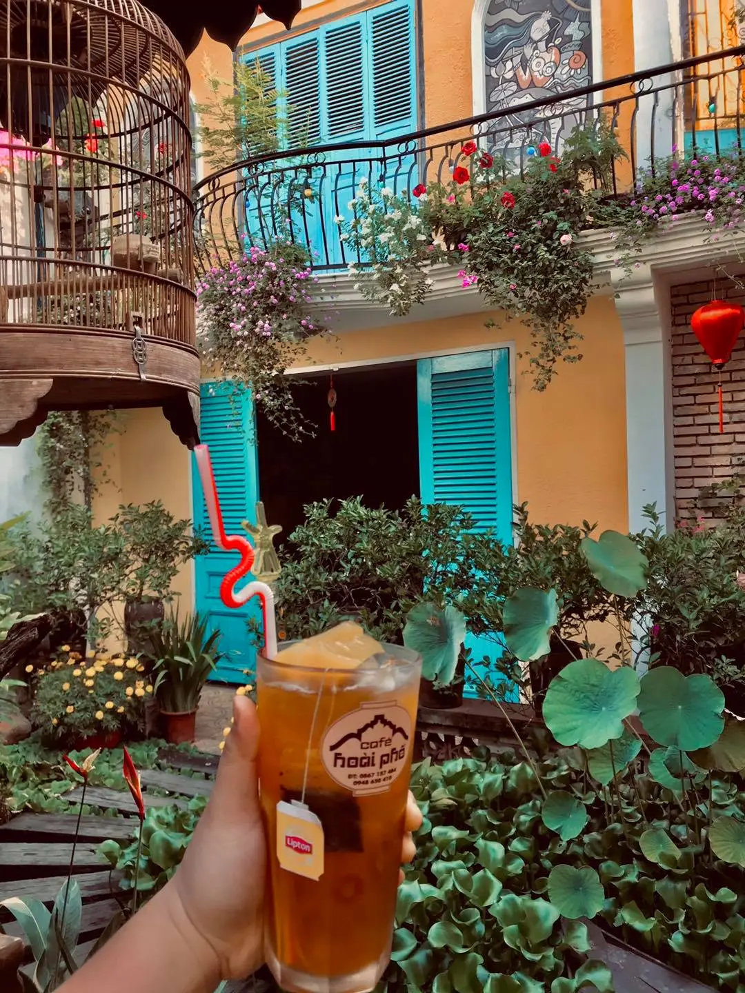 Kh&aacute;m ph&aacute; qu&aacute;n Cafe Ho&agrave;i Phố mang phong c&aacute;ch retro tại Đồng Xo&agrave;i 2