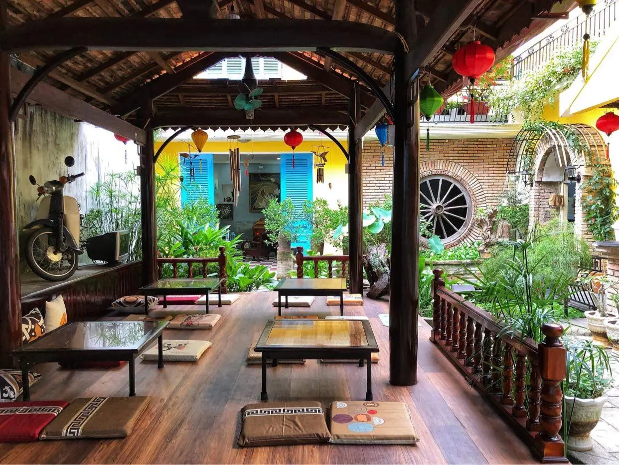 Kh&aacute;m ph&aacute; qu&aacute;n Cafe Ho&agrave;i Phố mang phong c&aacute;ch retro tại Đồng Xo&agrave;i 5