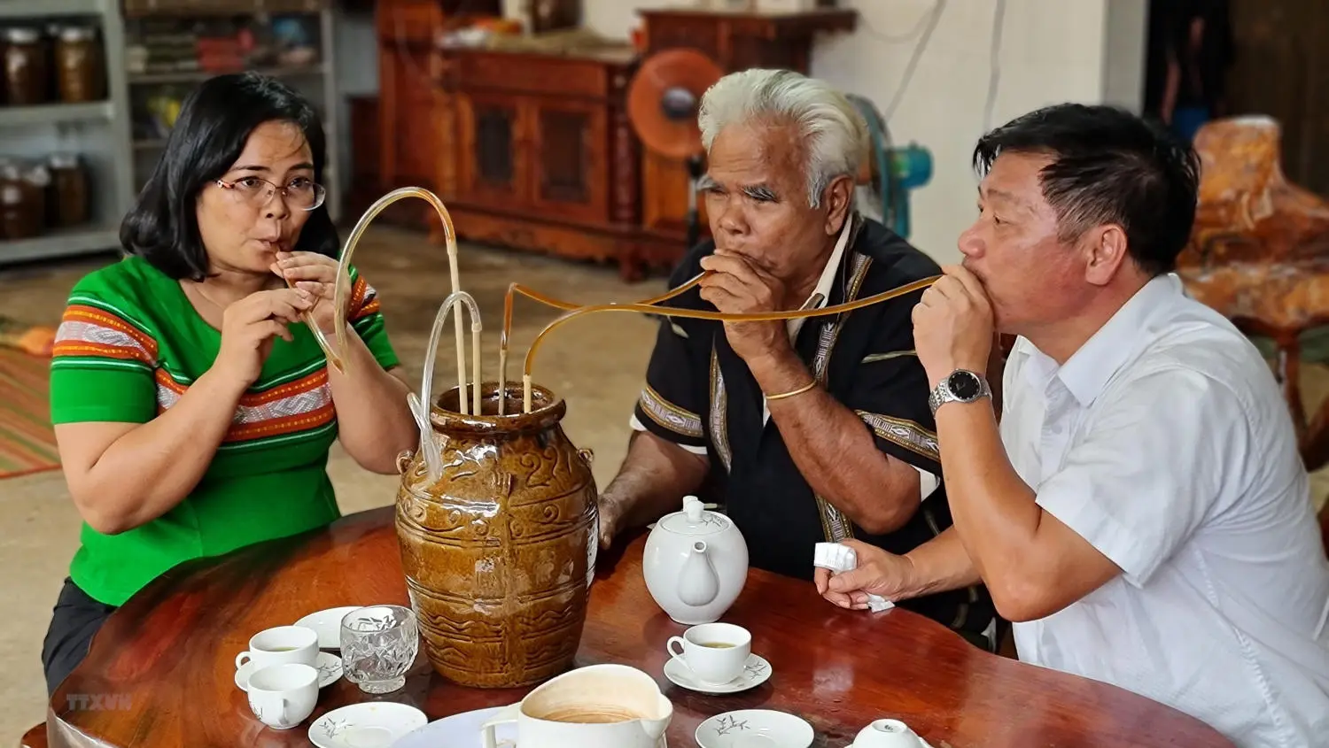 Thưởng thức Rượu cần v&agrave; kh&aacute;m ph&aacute; nền văn h&oacute;a đặc sắc nơi đ&acirc;y 6