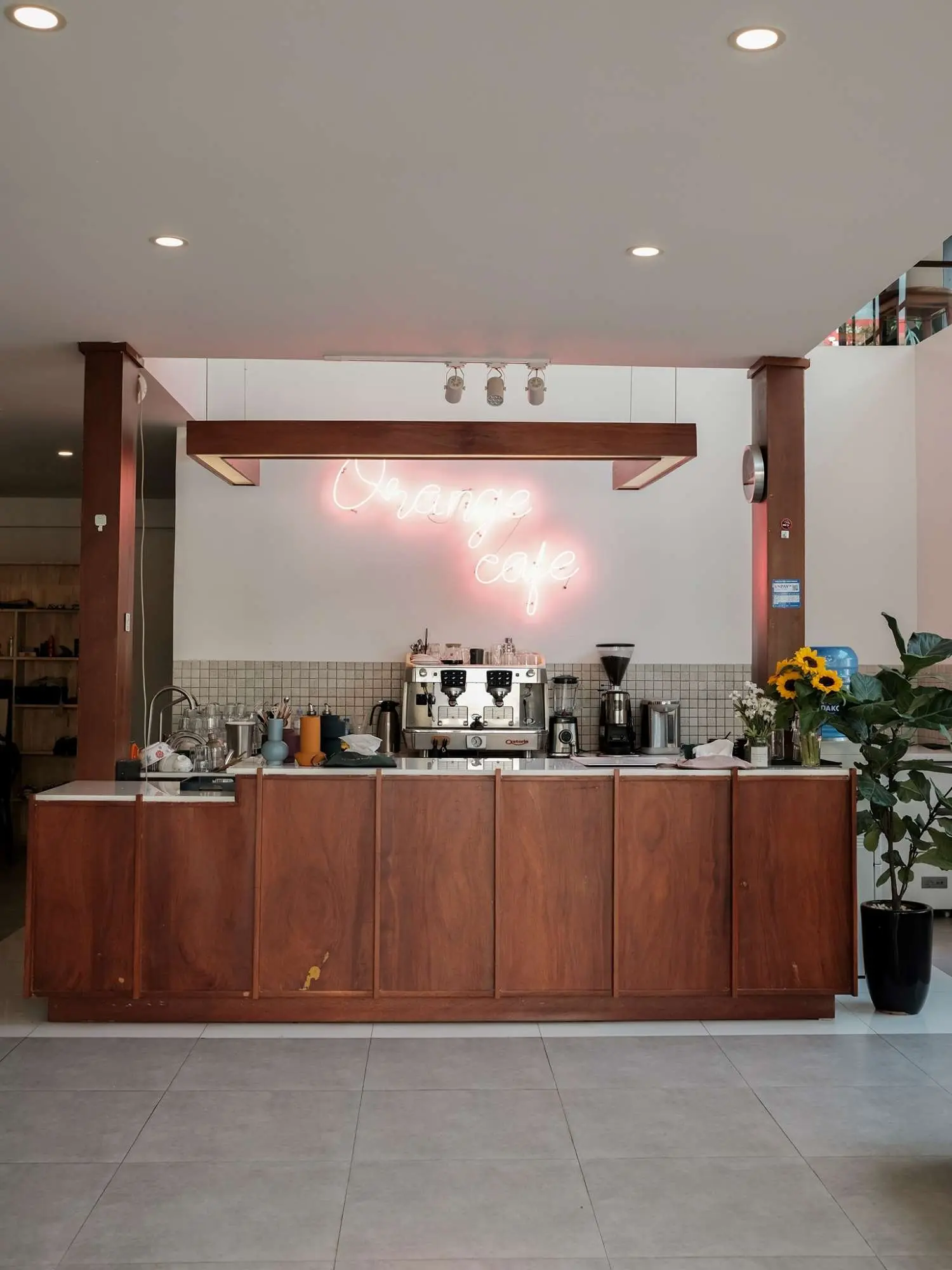 Orange Caf&eacute;, kh&ocirc;ng gian ngọt ng&agrave;o như t&igrave;nh đầu 3
