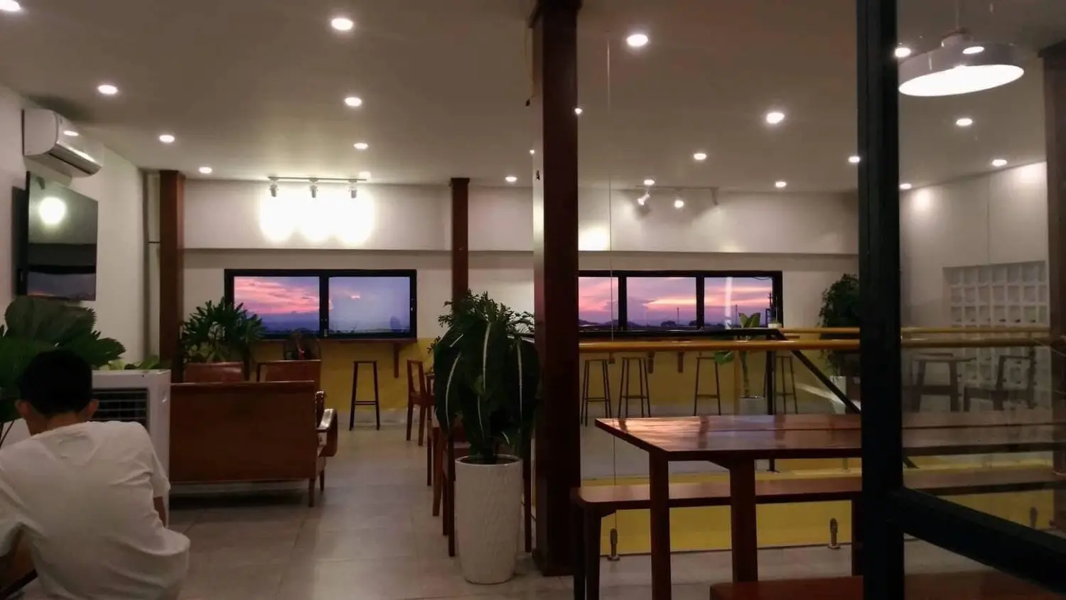 Orange Caf&eacute;, kh&ocirc;ng gian ngọt ng&agrave;o như t&igrave;nh đầu 4
