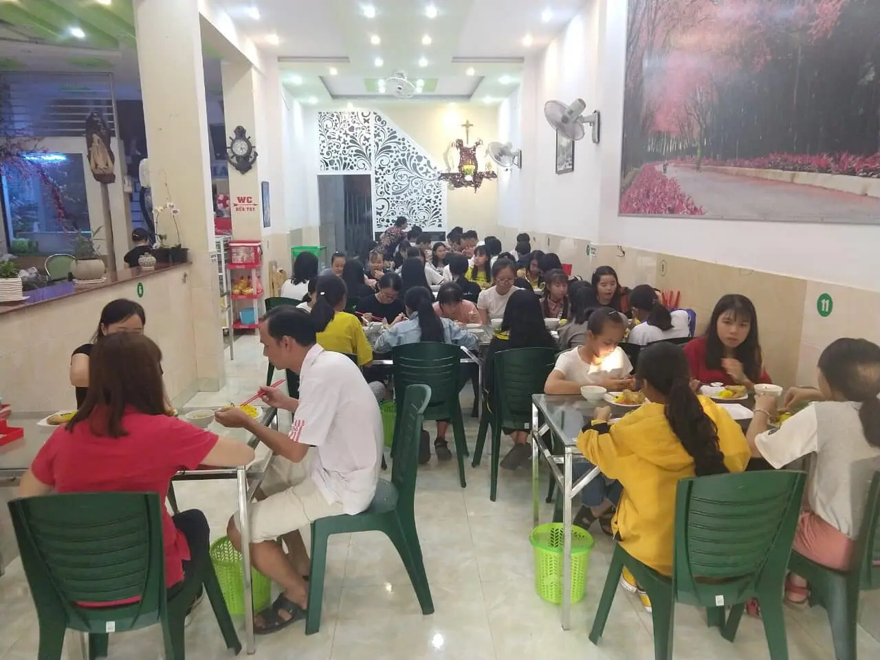 Thưởng thức ngay Nem nướng Thanh Trầm khi du lịch Bu&ocirc;n Ma Thuột 4