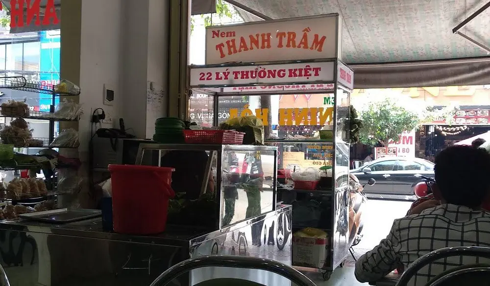 Thưởng thức ngay Nem nướng Thanh Trầm khi du lịch Bu&ocirc;n Ma Thuột 2