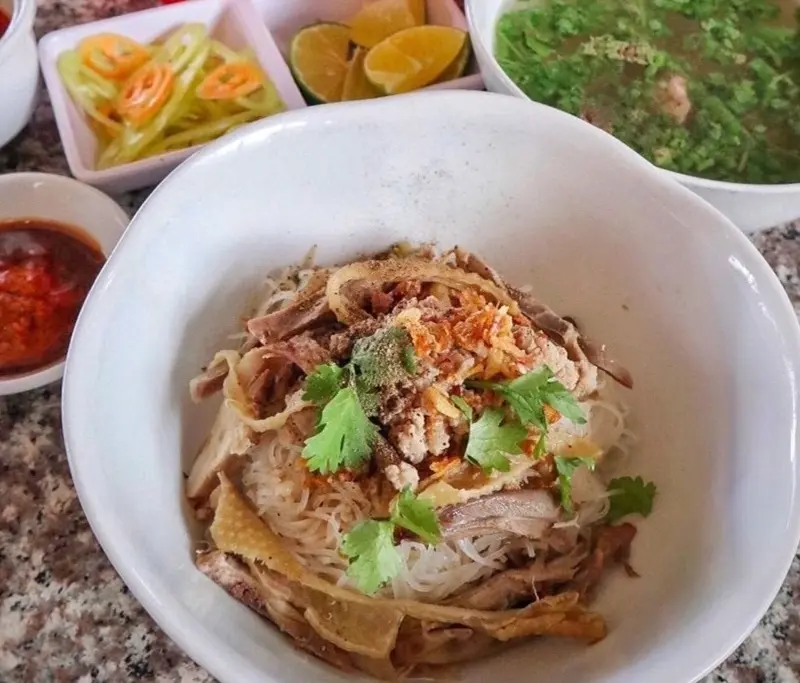 Thưởng thức ngay Phở khô Hai Tô 99 khi du lịch Buôn Ma Thuột