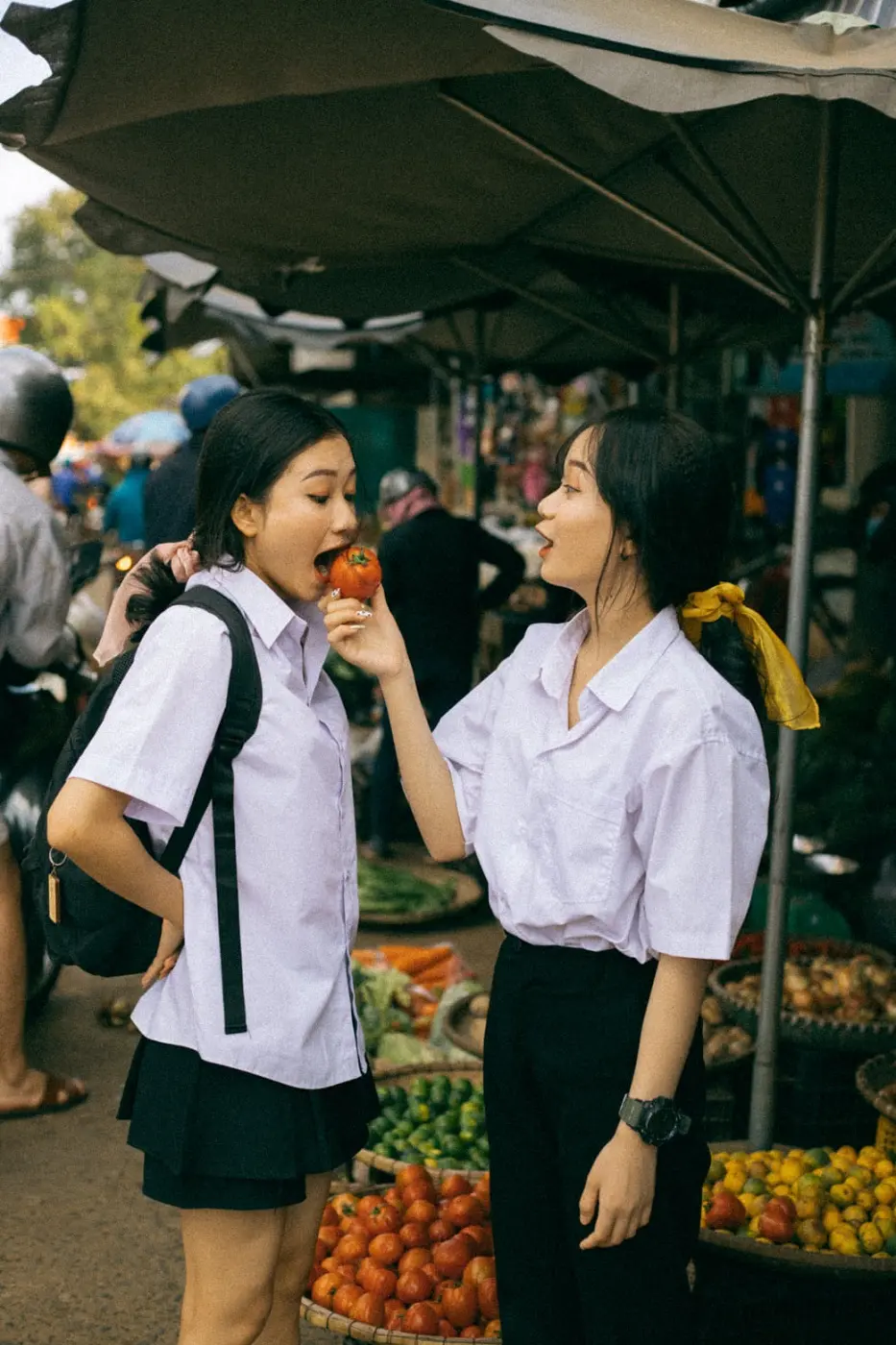 Ảnh phim review Bu&ocirc;n Ma Thuột si&ecirc;u nghệ của đ&ocirc;i bạn th&acirc;n tại chợ 5