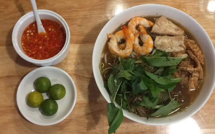 B&uacute;n nước l&egrave;o Tắc V&acirc;n với hương vị l&agrave;m xi&ecirc;u l&ograve;ng bất cứ ai 3