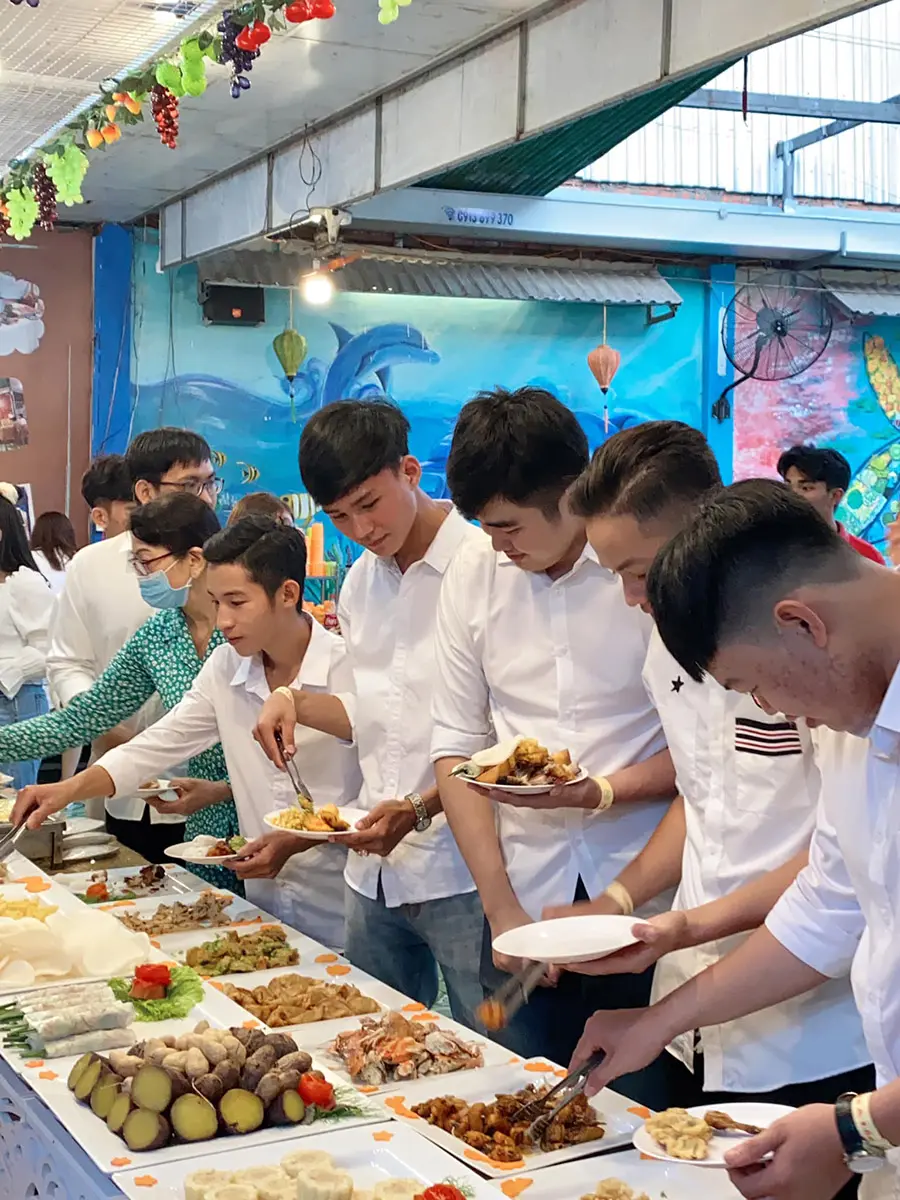 Gh&eacute; ẩm thực hải sản Ho&agrave;ng Hổ thưởng thức m&oacute;n ngon ba miền 13