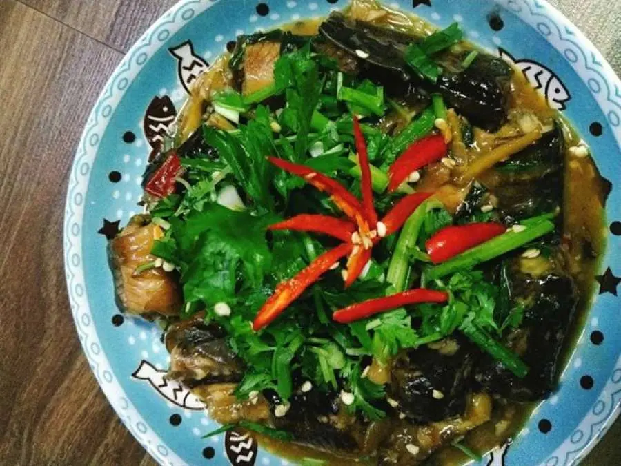 Lươn um l&aacute; nh&agrave;u C&agrave; Mau, đặc sản nổi tiếng v&ugrave;ng miền T&acirc;y s&ocirc;ng nước 6