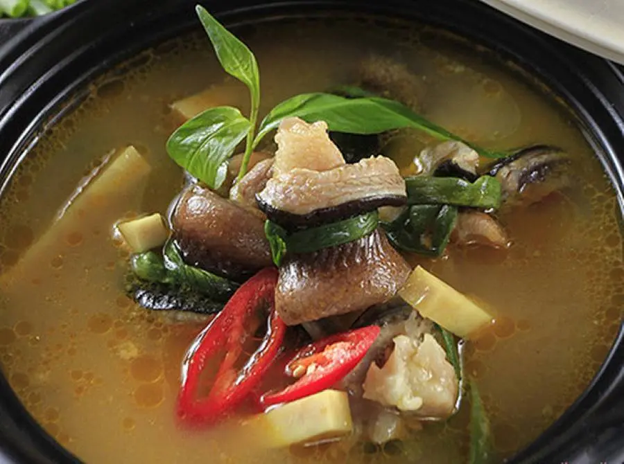 Lươn um l&aacute; nh&agrave;u C&agrave; Mau, đặc sản nổi tiếng v&ugrave;ng miền T&acirc;y s&ocirc;ng nước 3