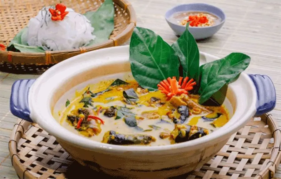 Lươn um l&aacute; nh&agrave;u C&agrave; Mau, đặc sản nổi tiếng v&ugrave;ng miền T&acirc;y s&ocirc;ng nước 5