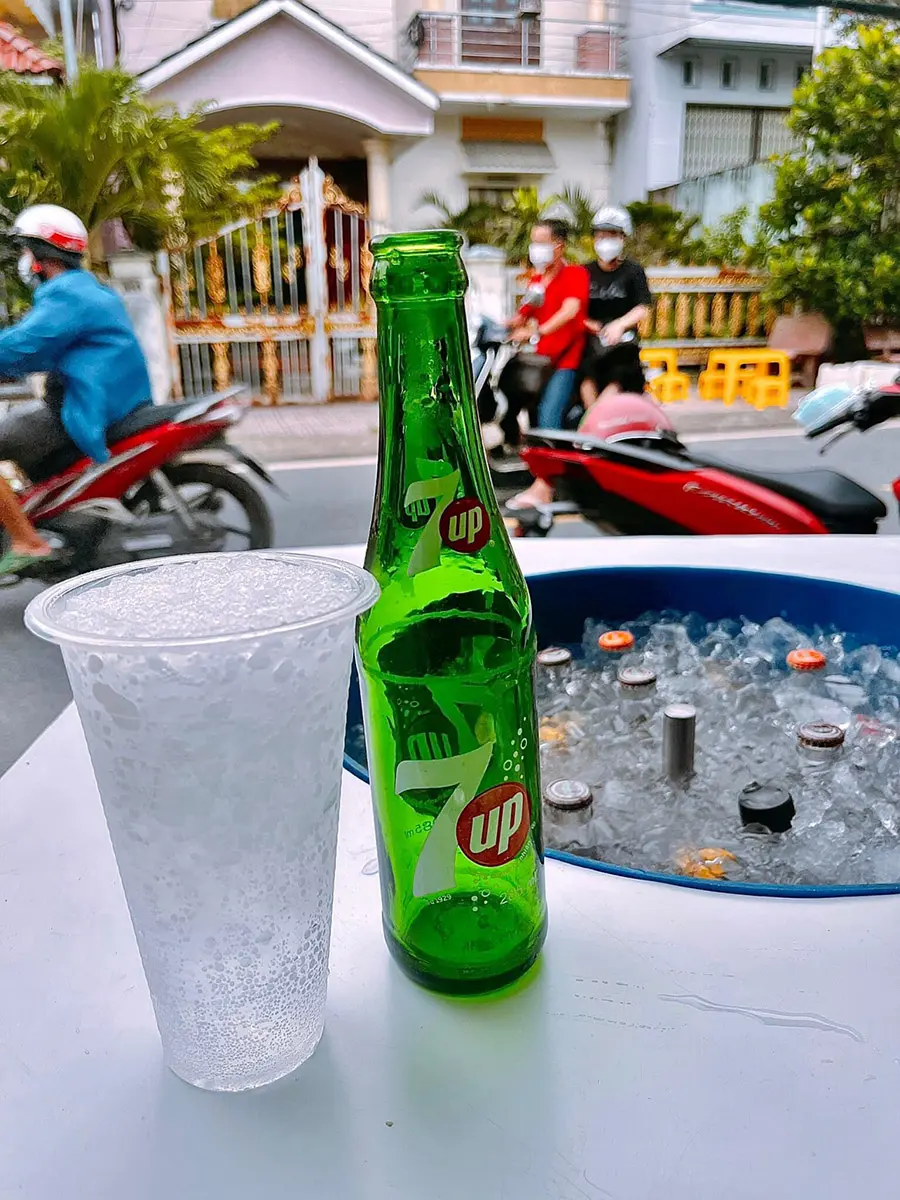 Tiệm Leng Keng C&agrave; Mau, qu&aacute;n nước tuổi thơ của giới trẻ phố thị 6