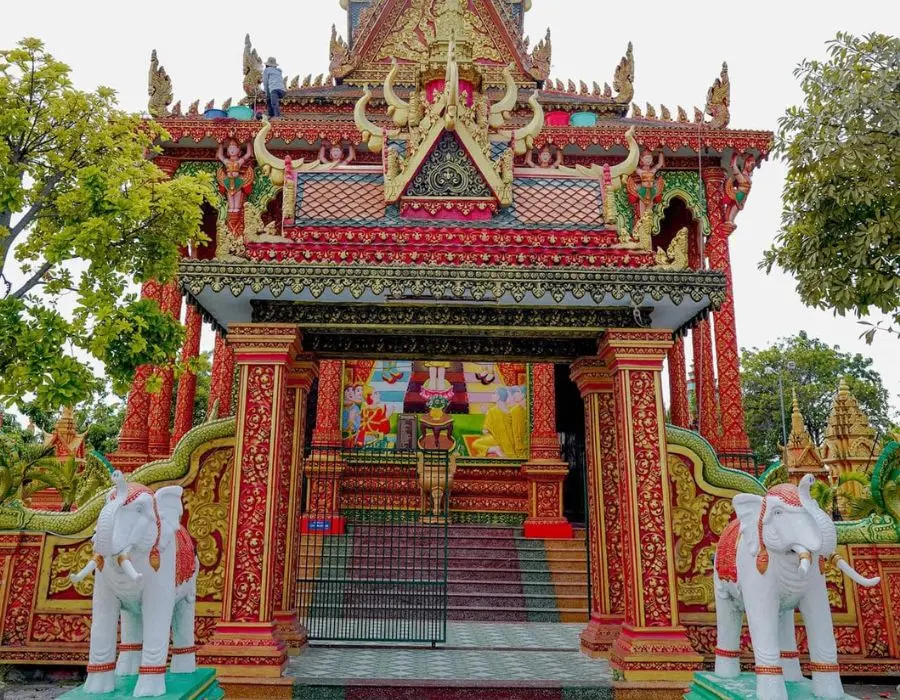 C&ugrave;ng MIA.vn review Ch&ugrave;a Monivongsa Bopharam chi tiết nhất 4