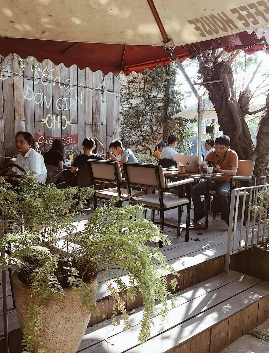 Cuối tuần chill c&ugrave;ng &acirc;m nhạc tại EMPI Coffee House Cần Thơ 11