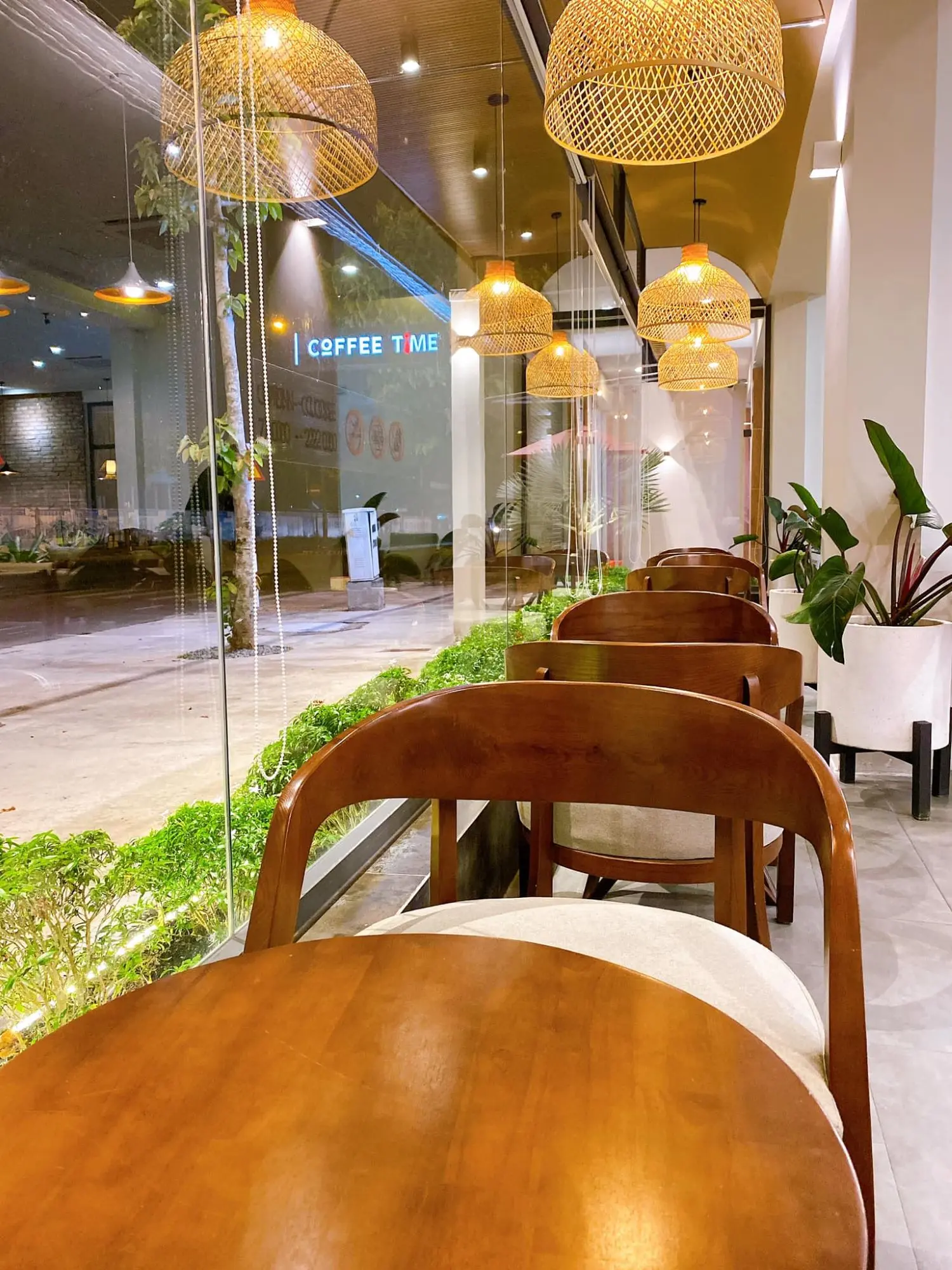Đến Coffee Time đắm m&igrave;nh trong g&oacute;c nhỏ b&igrave;nh y&ecirc;n giữa l&ograve;ng T&acirc;y Đ&ocirc; 6