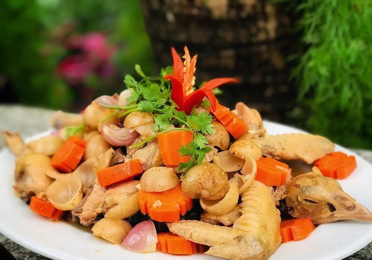 Đến T&acirc;y Đ&ocirc;, thử ngay m&oacute;n ngon G&agrave; um d&acirc;u Hạ Ch&acirc;u lạ miệng 4
