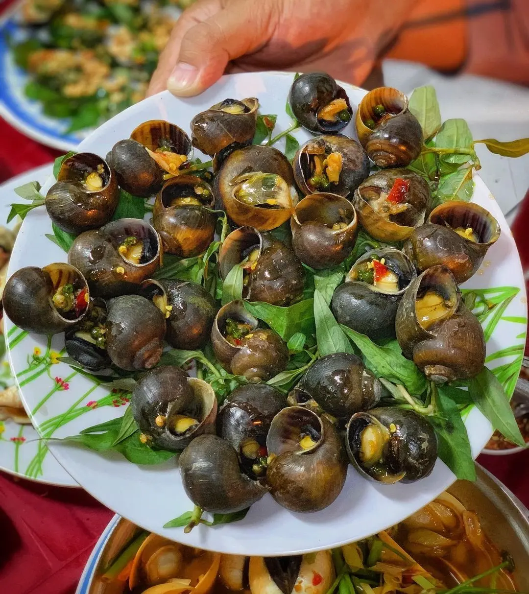 Kh&aacute;m ph&aacute; đặc sản Ốc bươu nướng ti&ecirc;u xanh Cần Thơ cực thơm ngon 3