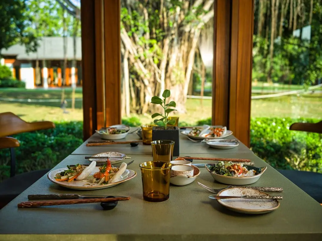 Một tho&aacute;ng b&igrave;nh y&ecirc;n tại nh&agrave; h&agrave;ng The Caf&eacute; Resort Azerai Cần Thơ 2