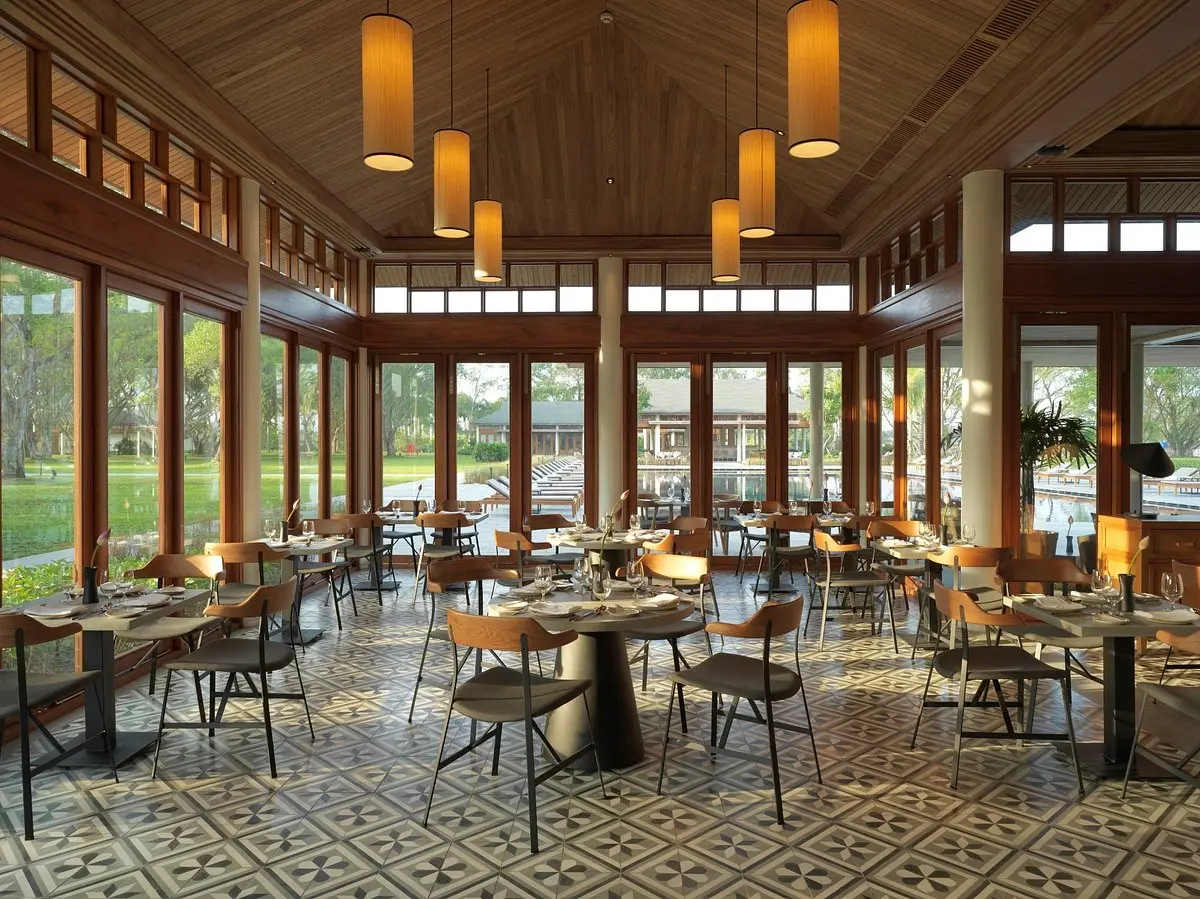 Một tho&aacute;ng b&igrave;nh y&ecirc;n tại nh&agrave; h&agrave;ng The Caf&eacute; Resort Azerai Cần Thơ 4