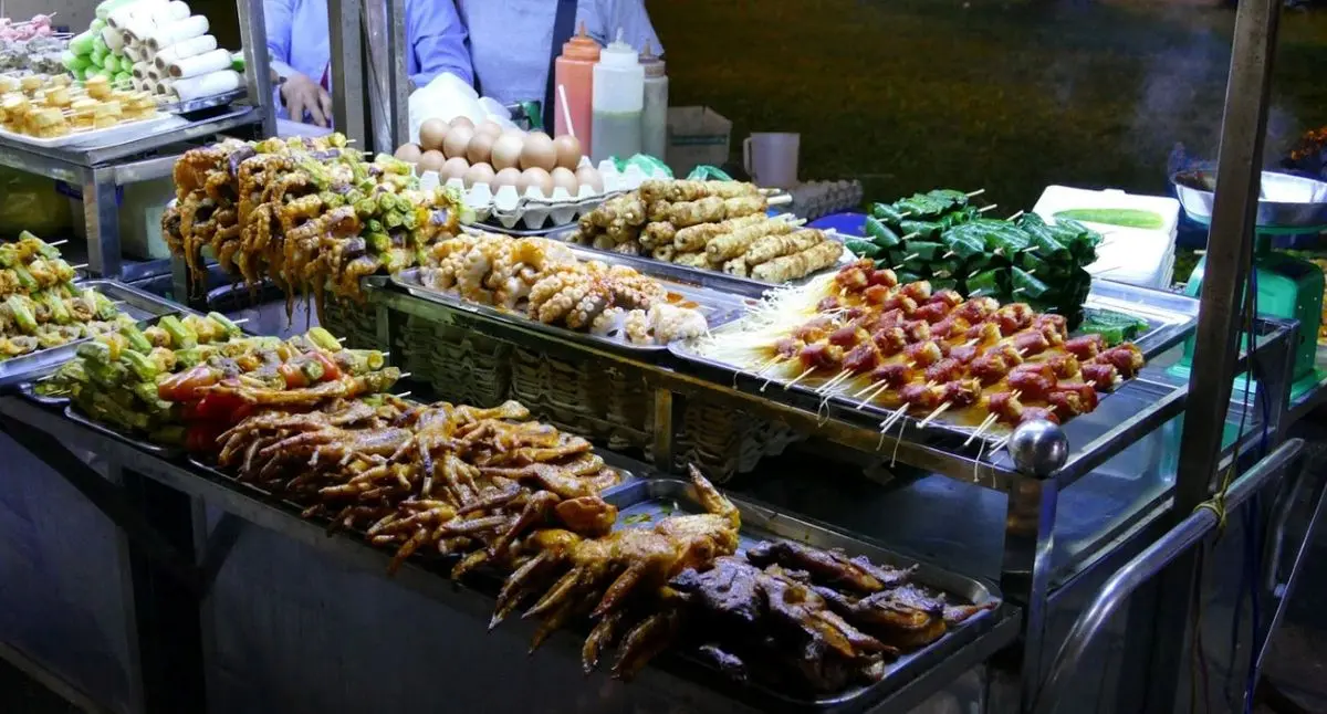 Ph&aacute; đảo thi&ecirc;n đường Ăn vặt bến Ninh Kiều nức tiếng ở Cần Thơ 6