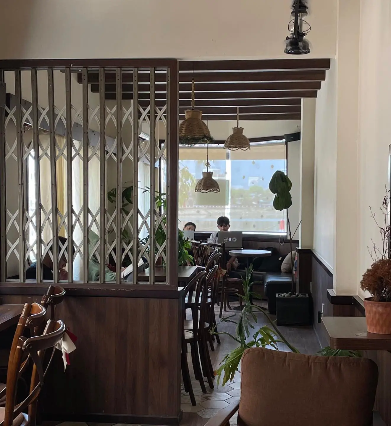 Ph&aacute;t hiện qu&aacute;n C&ocirc;ti Cafe Cần Thơ học b&agrave;i h&agrave;ng giờ cũng kh&ocirc;ng thấy ch&aacute;n 3
